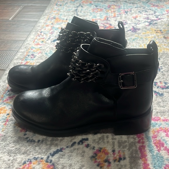 Tory Burch Black Leather Short Boots with chain accents Size 7M EUC - Picture 1 of 5